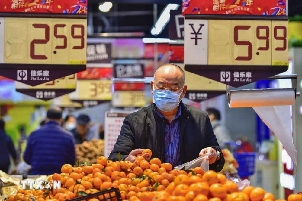 Người dân chọn mua hàng tại siêu thị ở Sơn Đông, Trung Quốc. (Ảnh: THX/TTXVN)