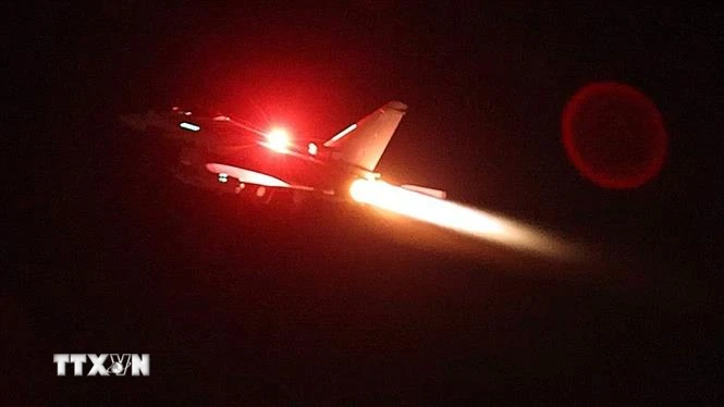 Máy bay chiến đấu của không quân Hoàng gia Anh tham gia chiến dịch không kích do Mỹ dẫn đầu nhằm vào lực lượng Houthi ở Yemen. (Ảnh: AFP/TTXVN) 