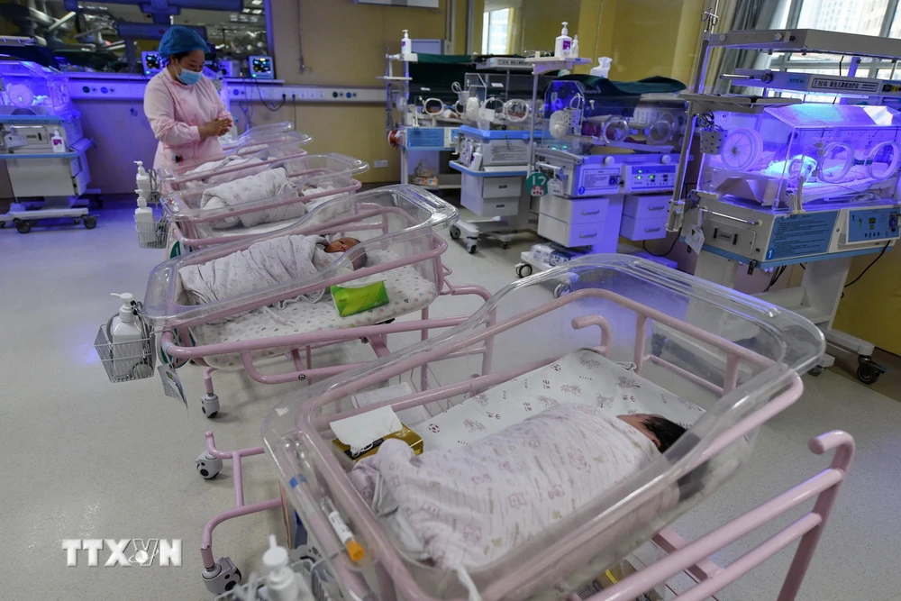 Nhân viên y tế chăm sóc em bé sơ sinh tại bệnh viện ở tỉnh An Huy, Trung Quốc. (Ảnh: AFP/TTXVN)