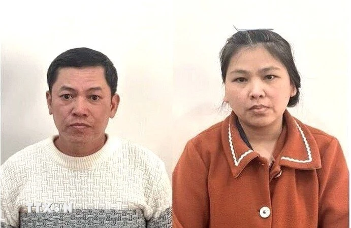 Đối tượng Bình Trần Thanh Bình và Nguyễn Thị Thanh Nguyệt bị công an bắt giữ. (Ảnh: TTXVN phát)