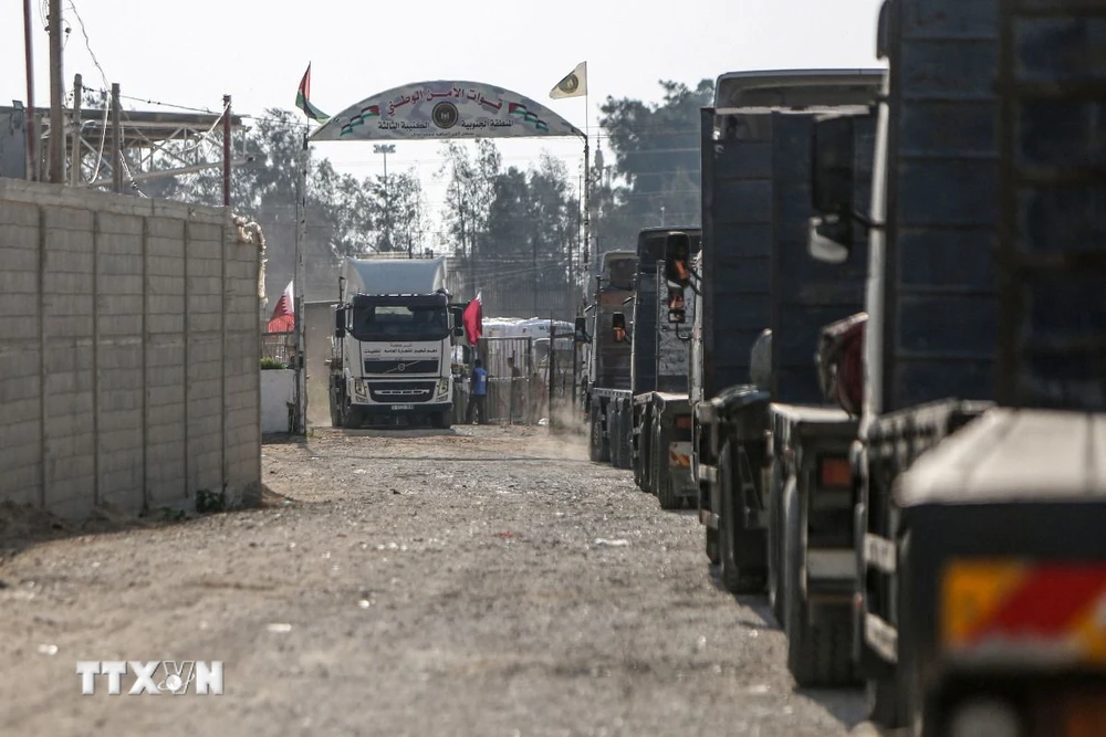 Xe tải chở hàng viện trợ di chuyển từ Ai Cập qua cửa khẩu Rafah vào Dải Gaza, ngày 21/10/2023. (Ảnh: AFP/TTXVN)