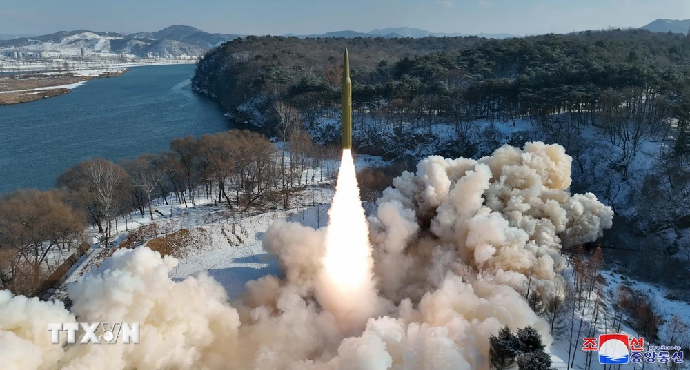 Triều Tiên phóng thử thành công tên lửa đạn đạo tầm trung sử dụng nhiên liệu rắn, ngày 14/1. (Ảnh: YONHAP/TTXVN)