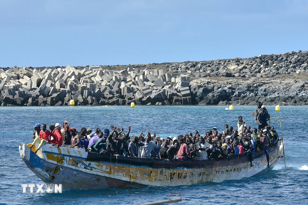 Tàu chở người di cư tới đảo Canary, Tây Ban Nha. (Ảnh: AFP/TTXVN)