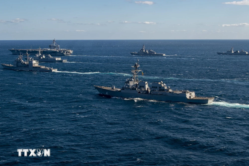 Tàu chiến tham gia cuộc tập trận chung Mỹ-Nhật Bản-Hàn Quốc ở vùng biển phía Nam Bán đảo Triều Tiên ngày 17/1. (Ảnh: Yonhap/TTXVN)