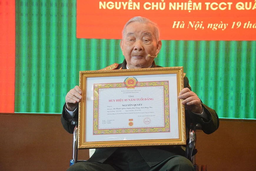 Đại tướng Nguyễn Quyết nhận Huy hiệu 85 năm tuổi Đảng. (Nguồn: Báo Quân đội Nhân dân)