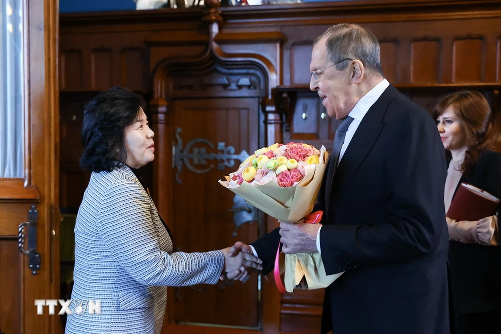 Bộ trưởng Ngoại giao Nga Sergei Lavrov (thứ 2, phải) và người đồng cấp Triều Tiên Choe Son Hui (trái) trong cuộc hội đàm tại thủ đô Moskva. (Ảnh: AFP/TTXVN)