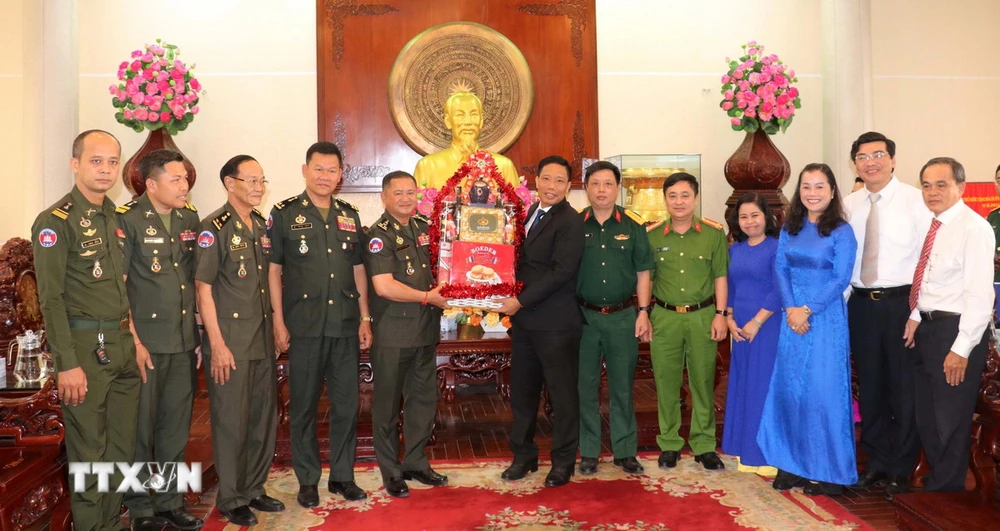 Đoàn Bộ Tư lệnh Lục quân-Quân đội Hoàng gia Campuchia tặng quà cho lãnh đạo Ủy ban Nhân dân thành phố Cần Thơ. (Ảnh: Ngọc Thiện/TTXVN)