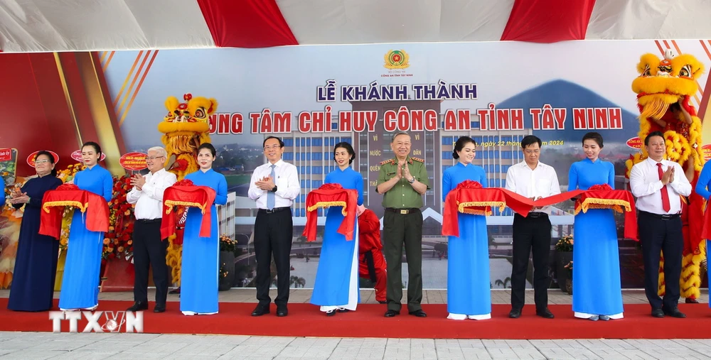 Các đại biểu cắt băng khánh thành công trình Trung tâm Chỉ huy Công an tỉnh Tây Ninh. (Ảnh: Giang Phương/TTXVN)