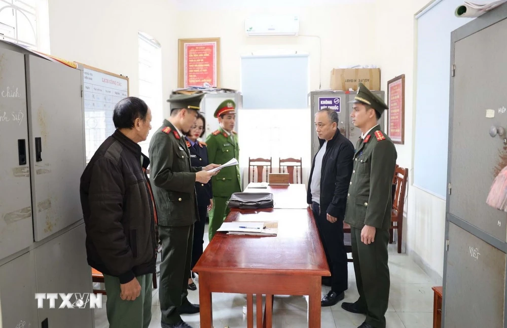 Công an đọc lệnh bắt tạm giam đối với Nguyễn Thế Hùng, nguyên Tổng Giám đốc Công ty Thăng Long. (Ảnh: TTXVN phát)