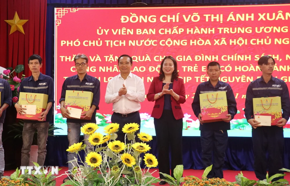 Phó Chủ tịch nước Võ Thị Ánh Xuân tặng 600 phần quà tết cho gia đình chính sách, hộ nghèo, công nhân, người lao động và trẻ em có hoàn cảnh khó khăn tại tỉnh Long An. (Ảnh: Bùi Giang/TTXVN)