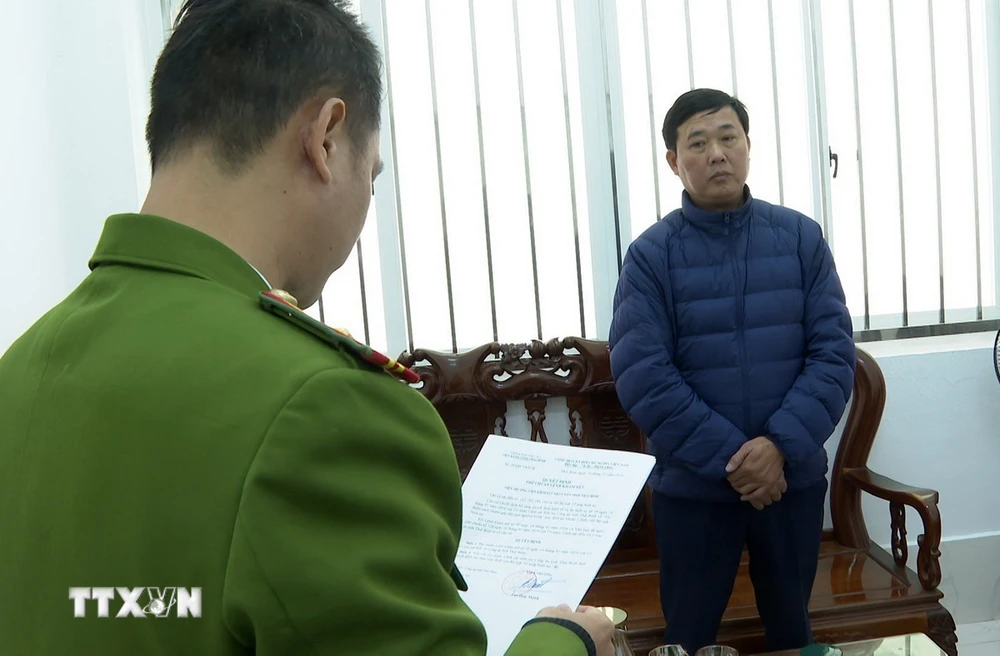 Cơ quan công an đọc lệnh khởi tố với đối tượng Đồng Minh Chính, Chủ tịch Ủy ban Nhân dân xã Thụy Trường. (Ảnh: TTXVN phát)