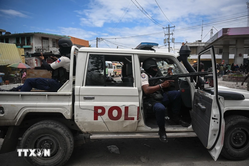 Cảnh sát tuần tra trên đường phố Port-au-Prince, Haiti. (Ảnh: AFP/TTXVN)