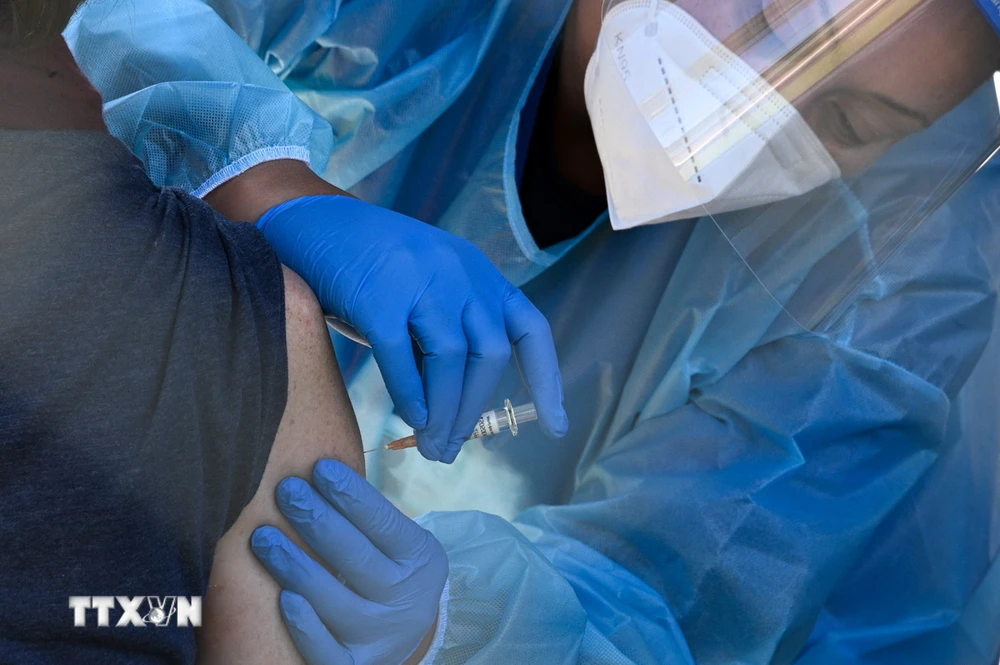 Nhân viên y tế tiêm vaccine ngừa bệnh cúm cho người dân tại San Fernando, California, Mỹ. (Ảnh: AFP/TTXVN)