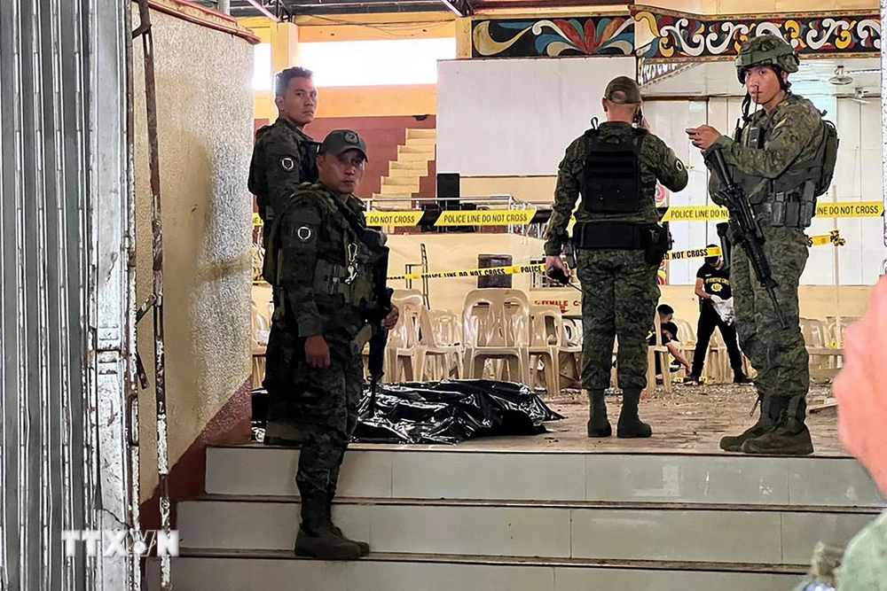 Binh sỹ và cảnh sát Philippines gác tại hiện trường vụ đánh bom ở trường Đại học Bang Mindanao, Marawi, tỉnh Lanao del sur, ngày 3/12/2023. (Ảnh: AFP/TTXVN)