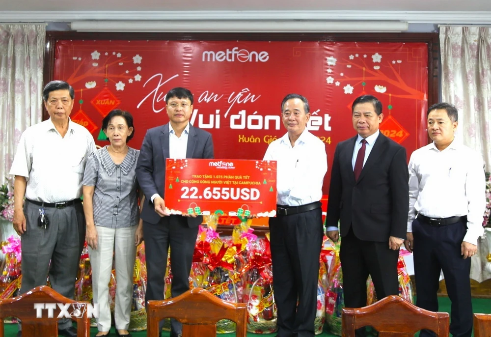Ông Cao Mạnh Đức, Tổng Giám đốc Công ty Metfone, trao tượng trưng 1.075 suất quà Tết cho Ban lãnh đạo Hội Khmer-Việt Nam tại Campuchia. (Ảnh: Hoàng Minh/TTXVN)