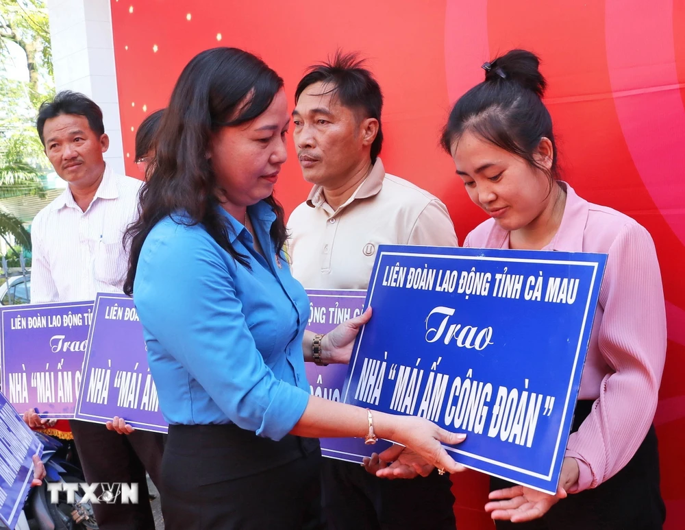 Chủ tịch Liên đoàn Lao động tỉnh Cà Mau Huỳnh Út Mười trao hỗ trợ nhà "Mái ấm công đoàn" cho đoàn viên, người lao động. (Ảnh: Huỳnh Anh/TTXVN)