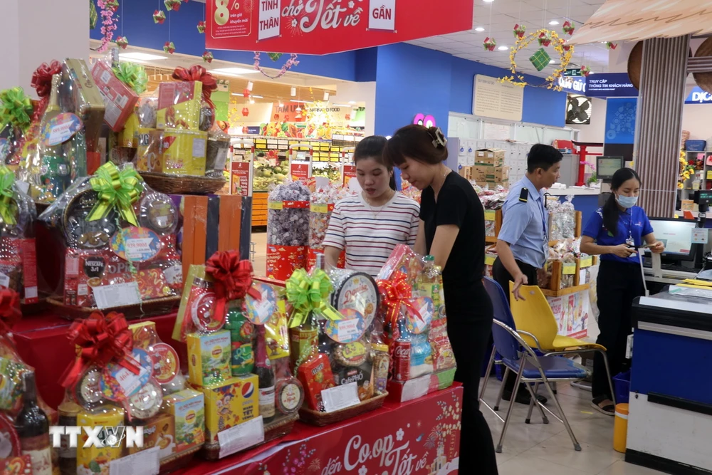 Người dân mua hàng hóa tại Siêu thị Co.opmart. (Ảnh: Lê Huy Hải/TTXVN)