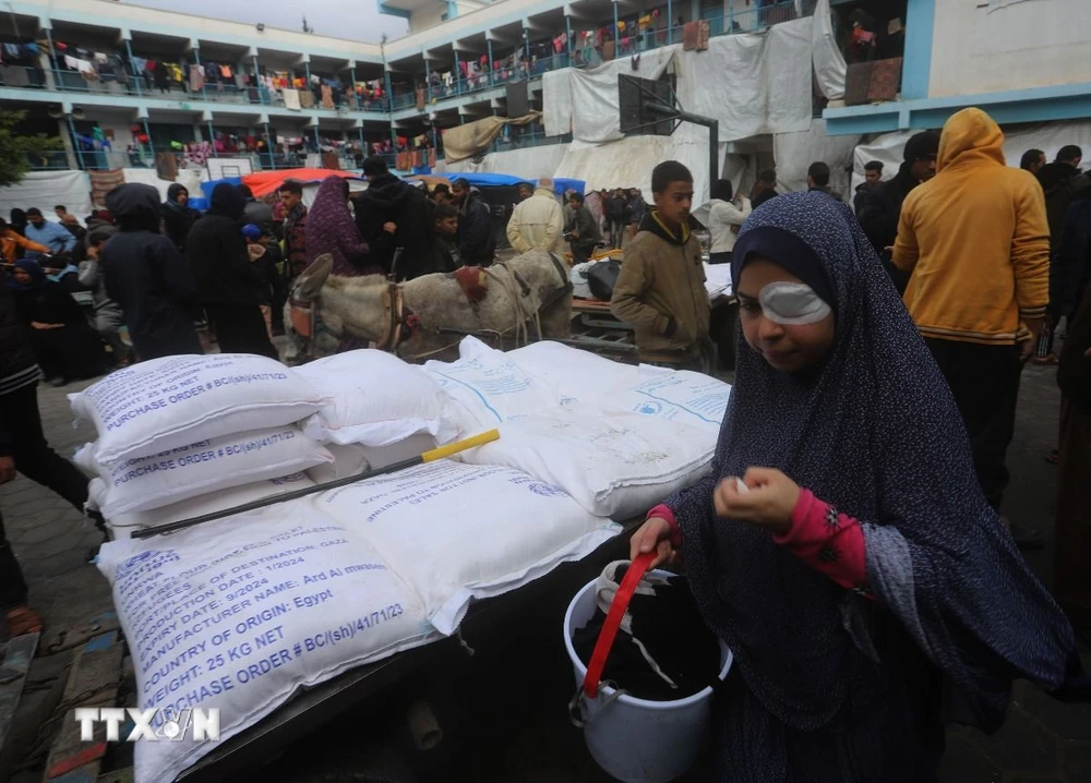 Người dân chờ nhận lương thực cứu trợ của UNRWA tại Rafah, Dải Gaza. (Ảnh: THX/TTXVN)
