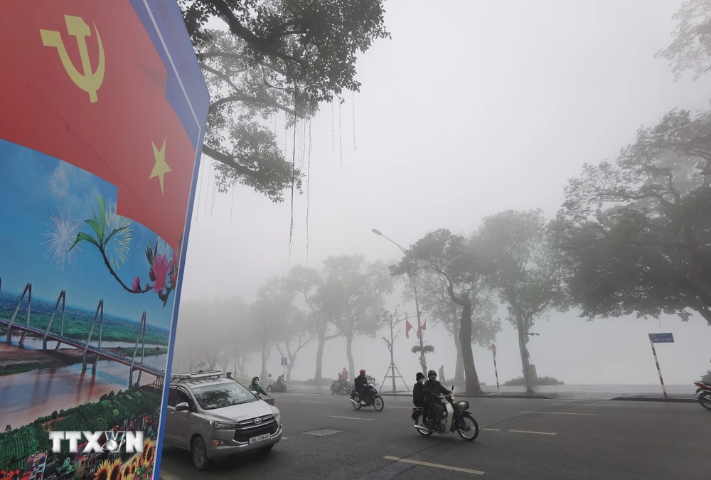 Sương mù mờ mịt trên tuyến phố Đinh Tiên Hoàng. (Ảnh: Thanh Tùng/TTXVN)