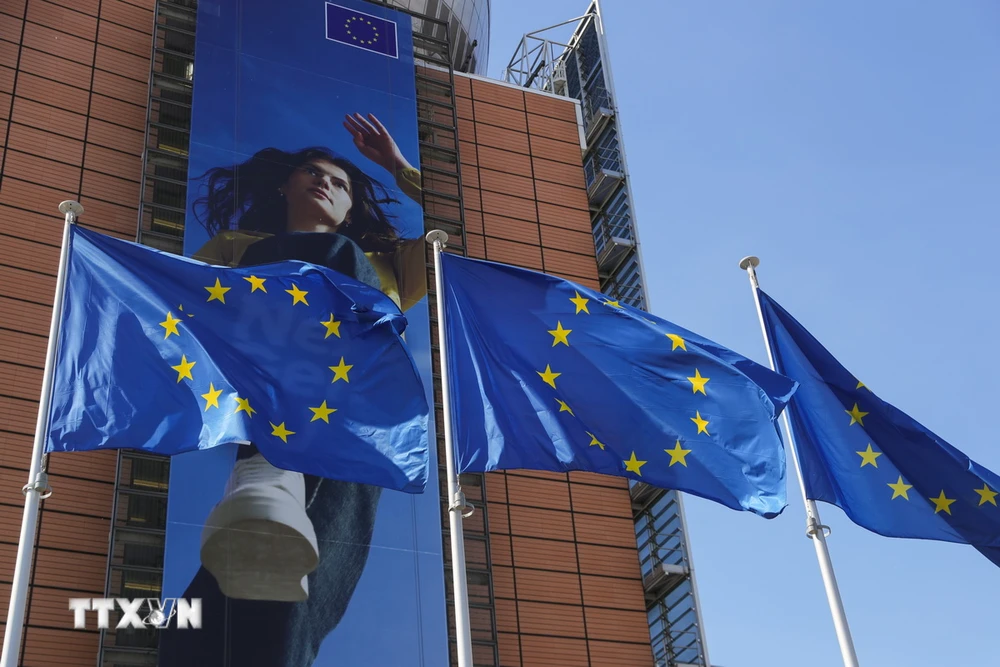 Cờ EU bên ngoài trụ sở Ủy ban châu Âu tại Brussels, Bỉ. (Ảnh: THX/TTXVN)