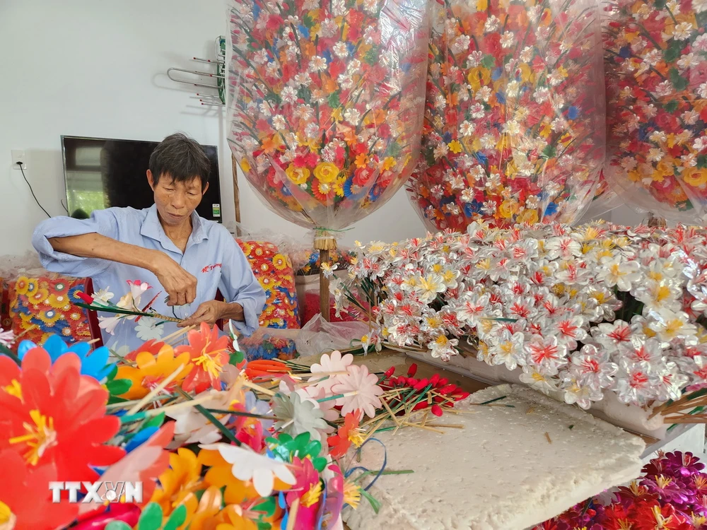 Người dân xã Phú Mậu làm hoa giấy Thanh Tiên phục vụ nhu cầu dịp Tết. (Ảnh: Mai Trang/TTXVN)