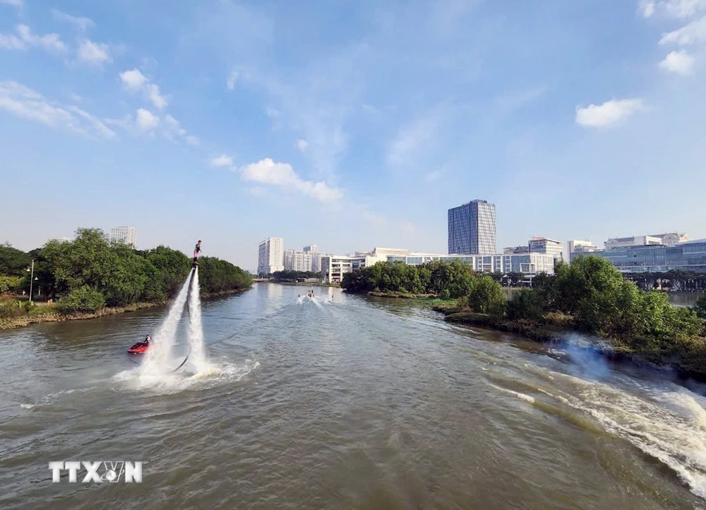 Trò chơi ván bay nước Flyboard trong tour du lịch đường thủy Thành phố Hồ Chí Minh. (Ảnh: Mỹ Phương/TTXVN)