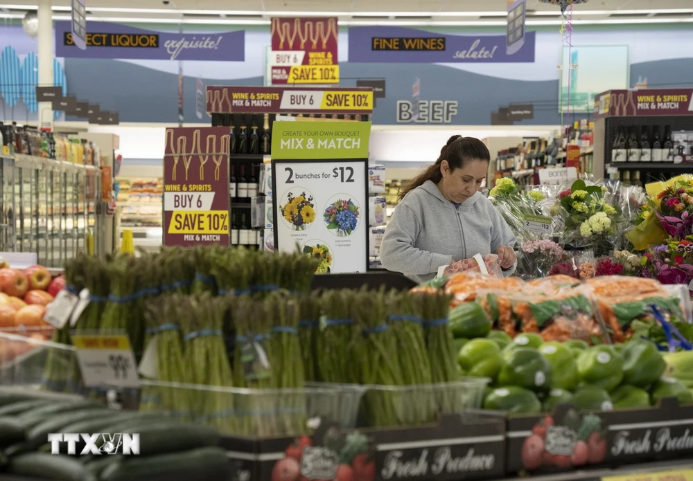 Người tiêu dùng mua hàng hóa trong siêu thị ở San Mateo, California, Mỹ. (Ảnh: THX/TTXVN)