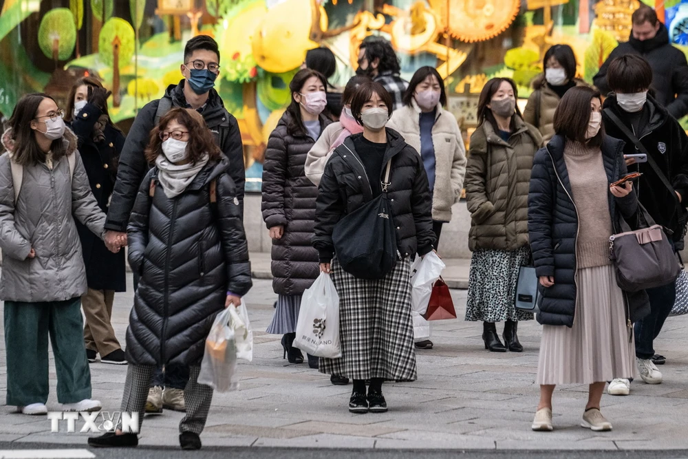 Người dân ở trên phố tại Tokyo, Nhật Bản. (Ảnh: AFP/TTXVN)