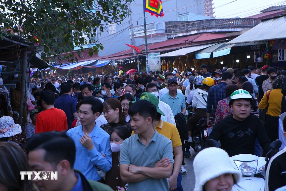 Nam Định: Tấp nập chợ Viềng - phiên chợ "mua may, bán rủi"- Ảnh 1.