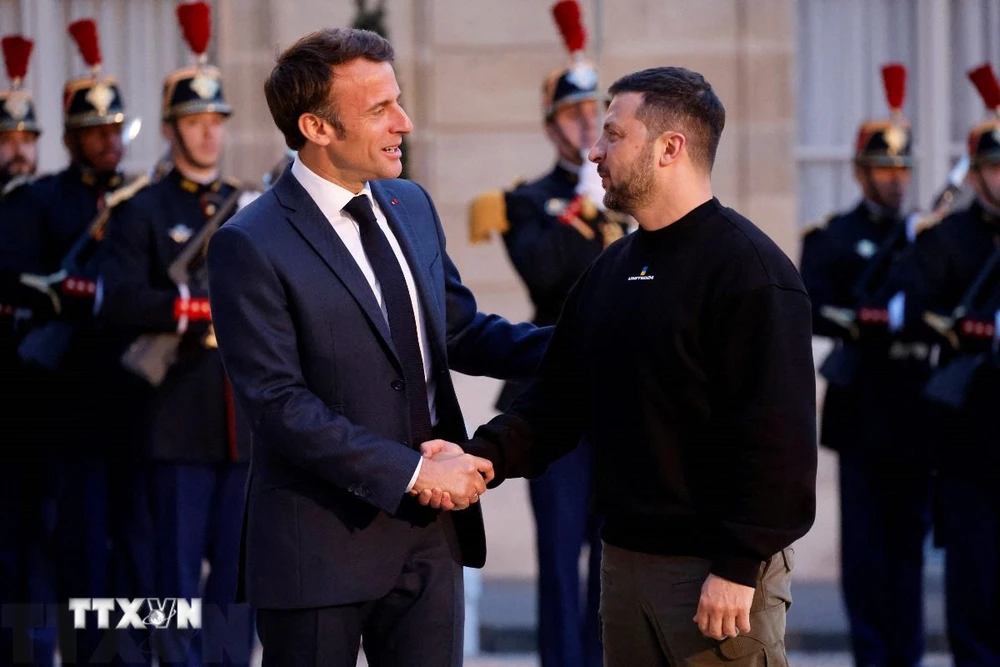 Tổng thống Pháp Emmanuel Macron (trái) trong cuộc gặp Tổng thống Ukraine Volodymyr Zelensky (phải) tại Paris, ngày 14/5/2023. (Ảnh: AFP/TTXVN)