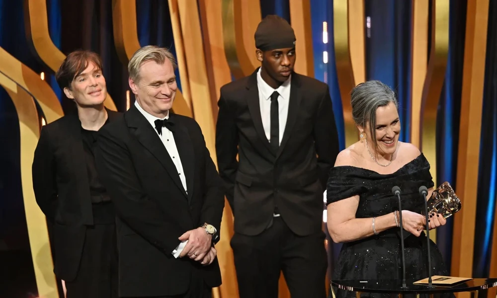 Cillian Murphy, Christopher Nolan, Charles Roven và Emma Thomas (từ trái sang) nhận giải BAFTA phim hay nhất cho phim "Oppenheimer" trên sân khấu. (Ảnh: Getty Images)