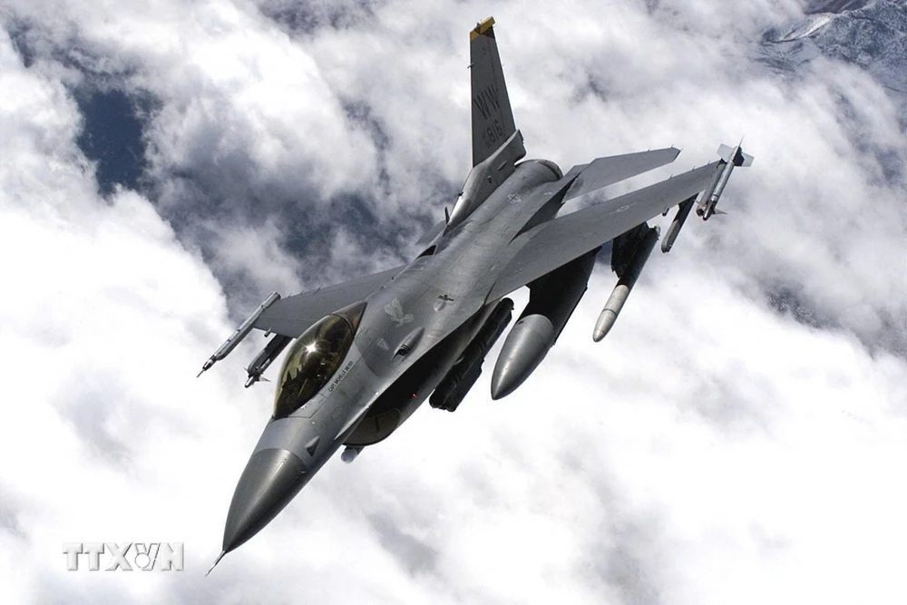 Máy bay chiến đấu F-16 của Không lực Mỹ thực hiện một chuyến bay diễn tập. (Ảnh: AFP/TTXVN)
