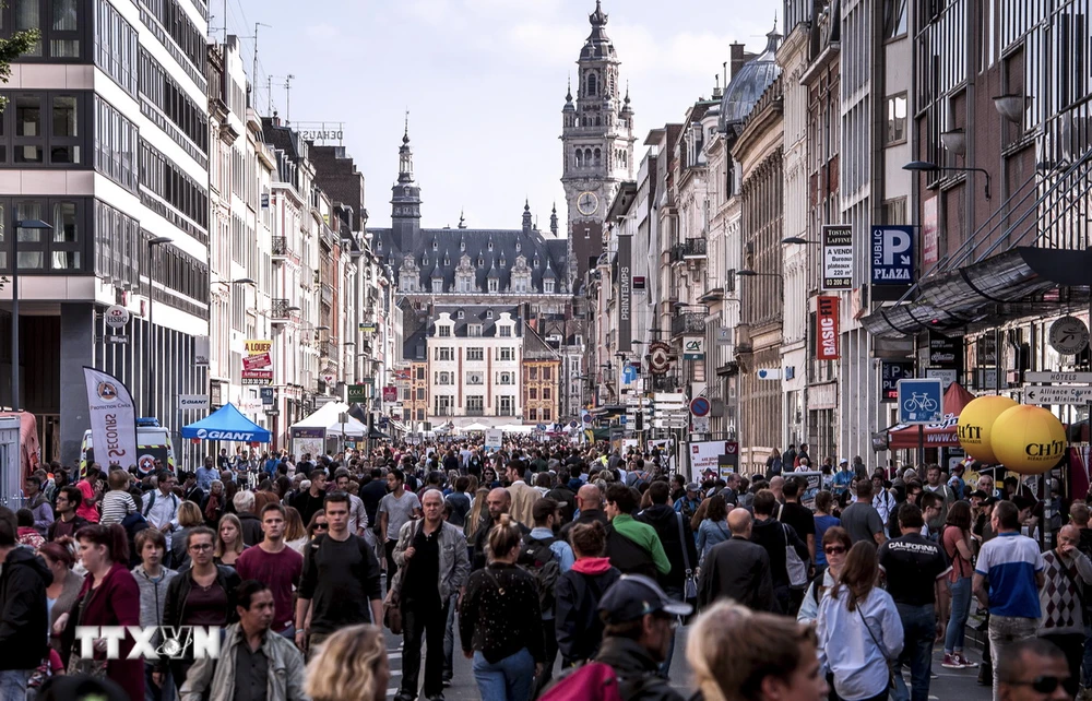 Cảnh đông đúc trên một con phố thương mại ở Lille. (Ảnh: AFP/TTXVN)