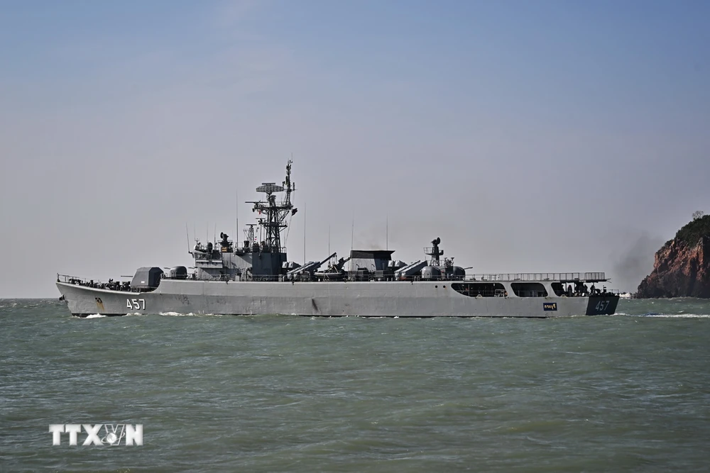 Tàu HTMS Kraburi tham gia chiến dịch tìm kiếm các thủy thủ trong vụ chìm tàu hộ tống HTMS Sukhothai ngày 20/12/2022. (Ảnh: AFP/TTXVN)
