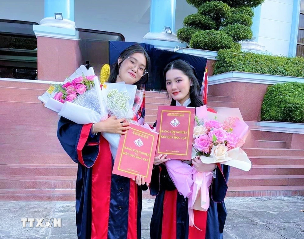 Dương Thị Phương Nhi (bên trái) tốt nghiệp Cao đẳng Dược năm 2023. (Ảnh: TTXVN phát)