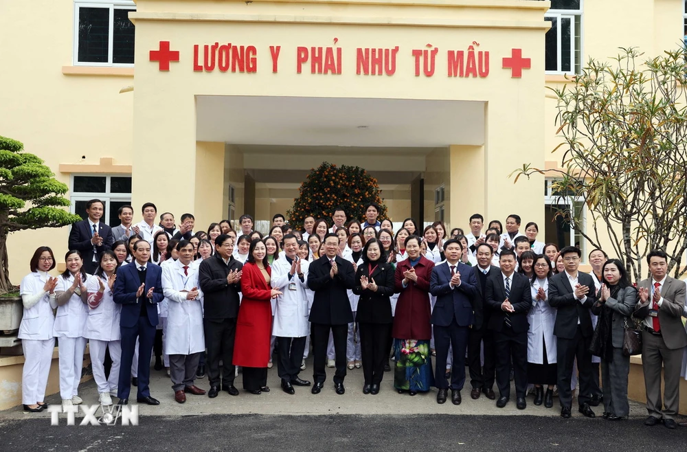 Chủ tịch nước Võ Văn Thưởng với các thầy thuốc của Trạm Y tế xã Thanh Phong, huyện Thanh Liêm. (Ảnh: Thống Nhất/TTXVN)