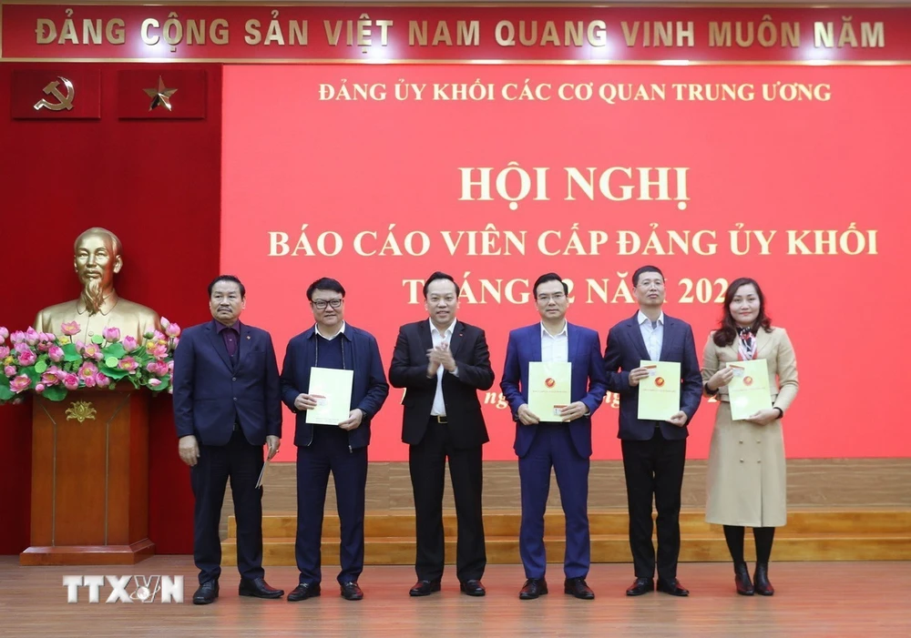 Phó Bí thư Đảng ủy Khối các cơ quan Trung ương Đỗ Việt Hà trao quyết định kiện toàn đội ngũ báo cáo viên cấp Đảng ủy Khối nhiệm kỳ 2020-2025. (Ảnh: Diệp Trương/TTXVN)
