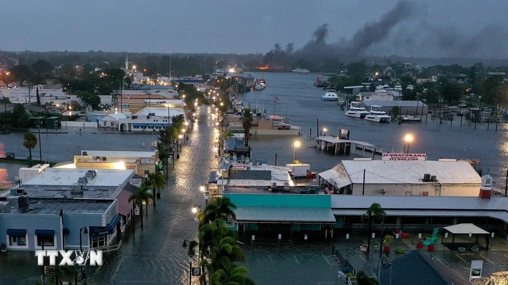 Cảnh ngập lụt do bão Idalia tại Tarpon Springs, bang Florida, Mỹ ngày 30/8/2023. (Ảnh: Getty Images/TTXVN)