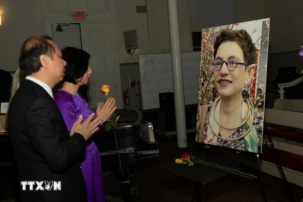 Đại sứ Nguyễn Quốc Dũng và phu nhân đặt hoa tưởng niệm bà Merle Ratner tại buổi lễ. (Ảnh: Quang Huy/TTXVN)
