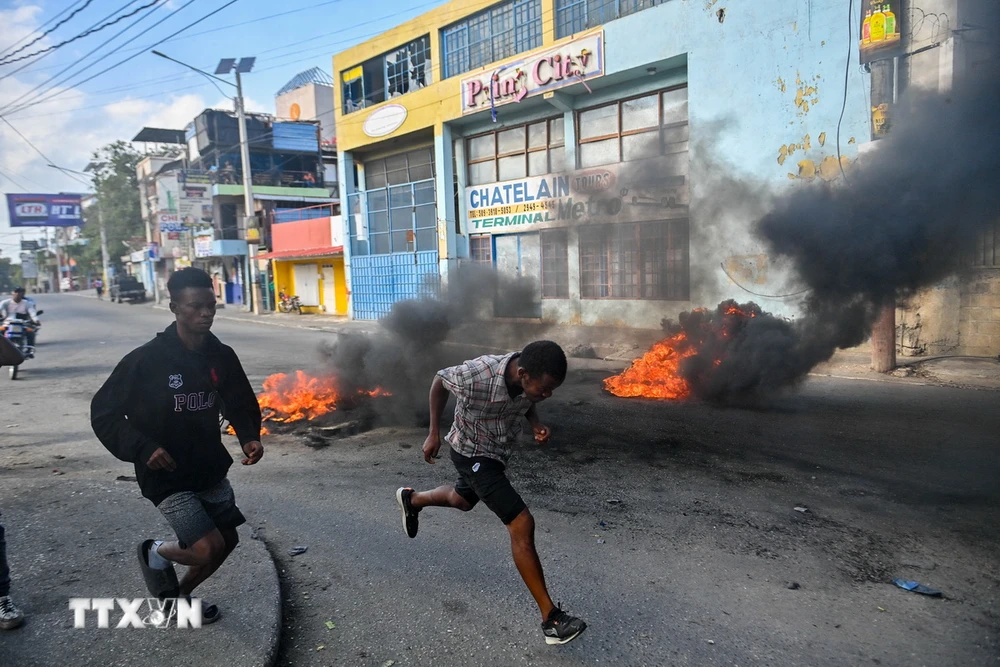 Lốp xe bị đốt cháy trong cuộc biểu tình của người dân yêu cầu Thủ tướng Ariel Henry kết thúc nhiệm kỳ, tại Port-au-Prince, Haiti. (Ảnh: AFP/TTXVN)