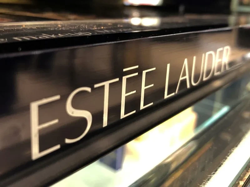 Một quầy mỹ phẩm Estee Lauder ở Los Angeles, Mỹ. (Nguồn: Yahoo)