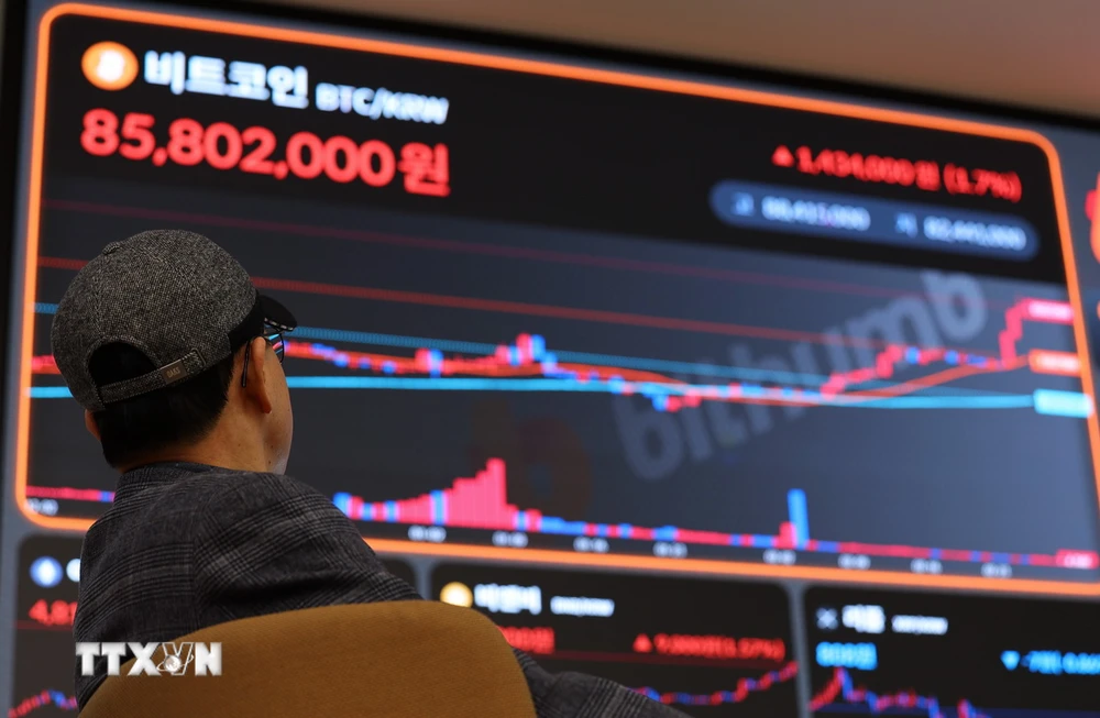 Nhà đầu tư theo dõi biểu đồ giá bitcoin tại Seoul, Hàn Quốc. (Ảnh: Yonhap/TTXVN)