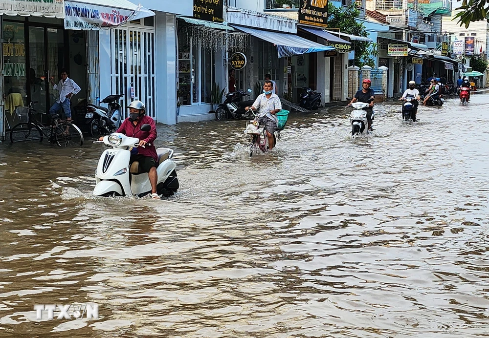 Triều cường gây ngập một số tuyến đường nội ô của thành phố Vĩnh Long. (Ảnh: Phạm Minh Tuấn/TTXVN)