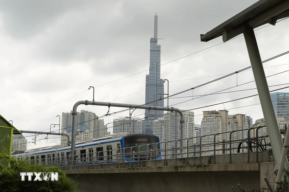 Đoàn tàu đầu tiên của tuyến Metro số 1 (Bến Thành - Suối Tiên) chạy thử nghiệm trên toàn tuyến - đoạn chuẩn bị vào Nhà ga ngầm Ba Son, Thành phố Hồ Chí Minh. Ảnh: Thanh Vũ - TTXVN