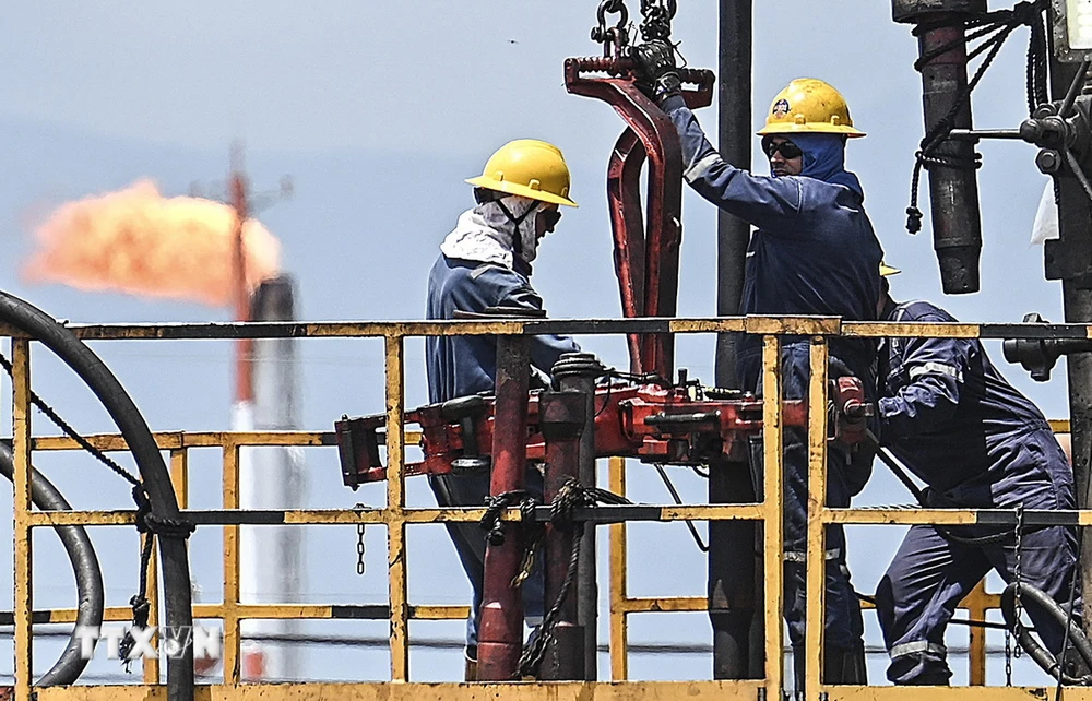 Công nhân làm việc tại nhà máy lọc dầu ở Acacias, phía Nam Bogota, Colombia. (Ảnh: AFP/TTXVN)