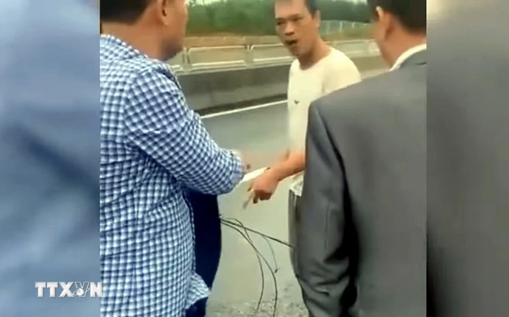 Ông Phạm Văn Sỹ căng dây chắn ngang đường cao tốc Tuyên Quang-Phú Thọ gây nguy hiểm cho các phương tiện lưu thông trên tuyến. (Ảnh cắt từ clip trên trang mạng xã hội)