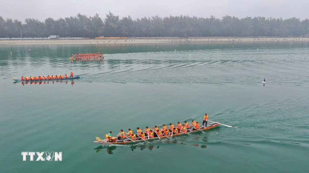 Các đội đua hào hứng với Lễ hội đua thuyền giữa các huyện đảo. (Ảnh: TTXVN phát)