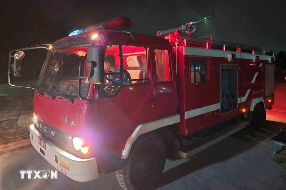Xe cứu hỏa của Vùng 5 Hải quân cơ động tham gia chữa cháy. (Ảnh: TTXVN phát)