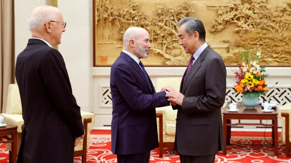 Bộ trưởng Ngoại giao Trung Quốc Vương Nghị (phải) tiếp Chủ tịch Ủy ban Quốc gia về quan hệ Mỹ-Trung Evan Greenberg. (Nguồn: Bộ Ngoại giao Trung Quốc)