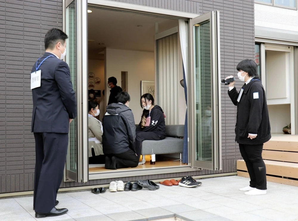 Nhân viên trung tâm tư vấn trẻ em và Cảnh sát Nhật Bản tổ chức một buổi đào tạo ở tỉnh Chiba, tháng 11/2023. (Nguồn: Kyodo)